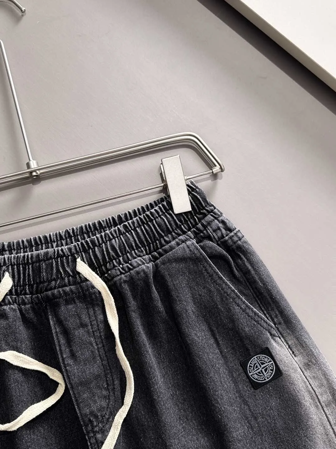 🅿️330 Stone Island 2025 new summer jeans and denim shorts are woven from imported Japanese Denim plain cotton denim fabrics. They are complete with three standards. The top stonewashing process makes the texture reach the old taste of the 1980s. It is soft, delicate, comfortable and breathable. The color has a modern and fashionable vicissitudes. The upper body is versatile and fashionable! Light luxury, a must-have item for daily commuting! Size: S-2XL (please state your height and weight when placing an order)